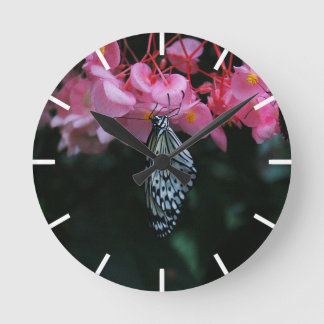 Reloj Redondo Mediano Mariposa colgando de flores