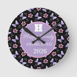 Reloj Redondo Mediano Mariposa de lavanda y patrón floral rosa sin costu