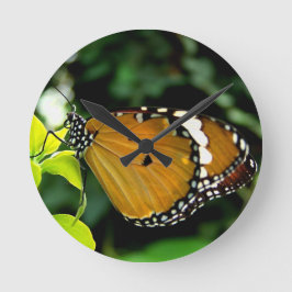 Reloj Redondo Mediano Mariposa naranja, negra y blanca en hoja