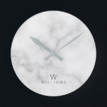 Reloj Redondo Mediano Mármol blanco con monograma y nombre personalizado<br><div class="desc">Mármol blanco con Monograma personalizado y Regalo de nombre con monograma y nombre en gris moderno sin estilo fuente sobre fondo de mármol blanco.

Perfecto como regalo de la casa,  regalo de boda,  regalo de vacaciones,  regalo de reunión familiar y regalo para cualquier ocasión especial.</div>