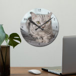Reloj Redondo Mediano Mascota personalizado de la foto de su Personaliza<br><div class="desc">Personalice con la fotografía de su propio gato en este reloj de pared mascota personalizado y personalizar con su nombre en la parte inferior. Un bello regalo personalizado para un gatito propietario para inmortalizar su amor.</div>