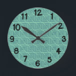 Reloj Redondo Mediano Mazas Verde azuladas Art Deco<br><div class="desc">Este reloj de pared tiene un diseño Art Déco hecho en ángulo recto con un laberinto situado en verde azulado sobre un campo verde marino.</div>