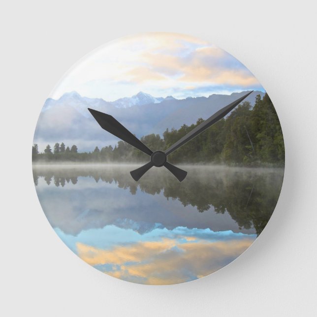Reloj Redondo Mediano Misty Lake Trees Reflejo Naturaleza Tranquila (Anverso)