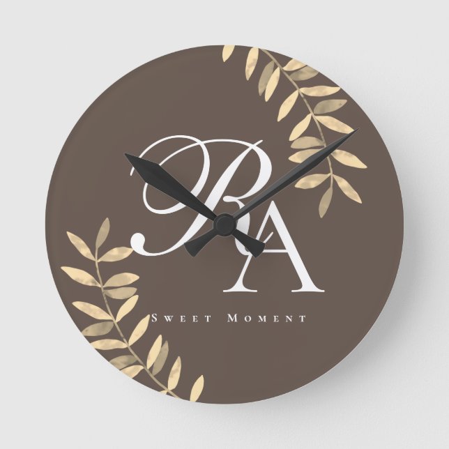 Reloj Redondo Mediano Moda Monograma Brown (Anverso)