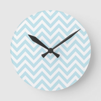 Reloj Redondo Mediano Modelo azul claro y blanco de la raya de Chevron