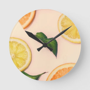 Reloj Redondo Mediano Modelo de los agrios en colores en colores pastel