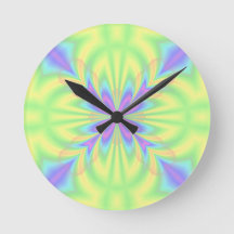 Modelo púrpura y verde brillante