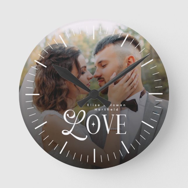 Reloj Redondo Mediano Modern Love Custom Wedding Photo Couples Monogram (Anverso)