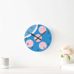 Reloj Redondo Mediano Moderna raqueta de bolas rosadas de tenis en la pi
