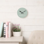 Reloj Redondo Mediano Moderno nombre personalizado verde de sabio mínimo<br><div class="desc">Añada un toque de elegancia atemporal a su espacio con nuestro Reloj de pared personalizado de estilo minimalista. Diseñado con simplicidad y sofisticación en mente, este elegante reloj es el personalizable para reflejar su estilo único. Perfecto para cualquier habitación, combina a la perfección el diseño contemporáneo con un encanto sobrio....</div>