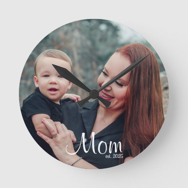 Reloj Redondo Mediano Mom Established Modern White Script Photo (Anverso)