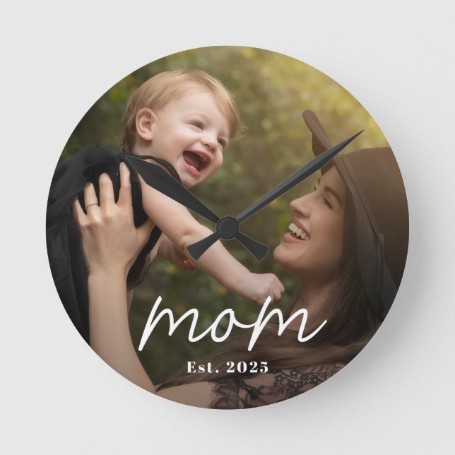 Reloj Redondo Mediano Mom Established Modern White Script Photo (Anverso)