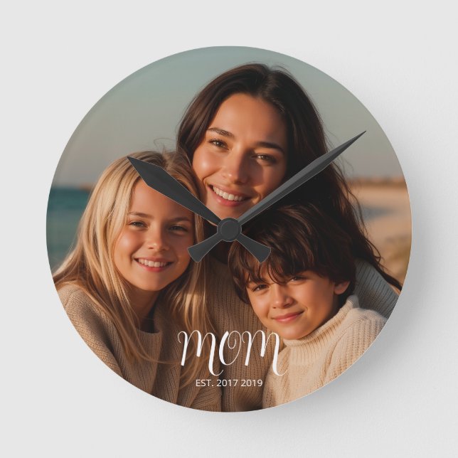Reloj Redondo Mediano Mom Established Modern White Script Photo (Anverso)
