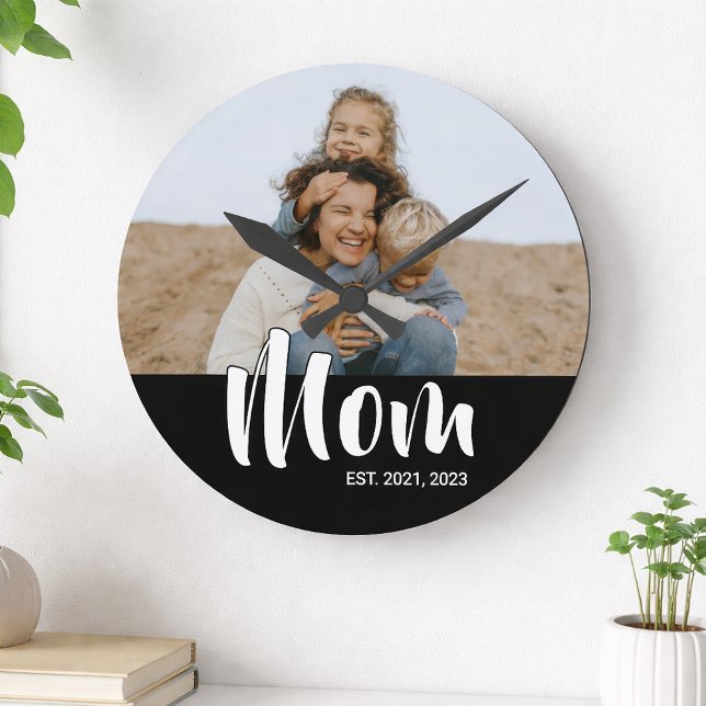 Reloj Redondo Mediano Mom Established Modern White Script Photo (Mom Established Modern White Script Photo Round Clock)