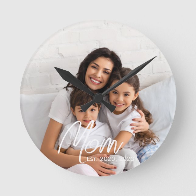 Reloj Redondo Mediano Mom Established Modern White Script Photo  (Anverso)