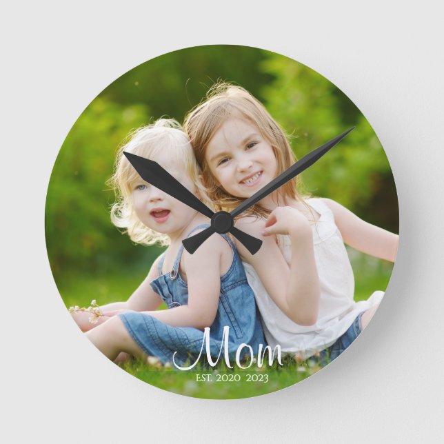 Reloj Redondo Mediano Mom Established Modern White Script Photo (Anverso)