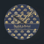 Reloj Redondo Mediano Monograma ART Deco Navy Blue Gold Shellyweds<br><div class="desc">Elegante regalo de bodas para recién casados con su monograma de apellido como carta caligráfica de lujo,  sus nombres de pila y la fecha del matrimonio. La temática es azul marino con un patrón oro de concha estilo art deco.</div>