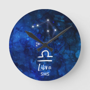 Reloj Redondo Mediano Monograma azul de la galaxia de la constelación