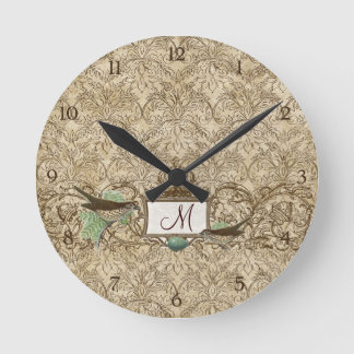 Reloj Redondo Mediano Monograma azul de la voluta de los pájaros del