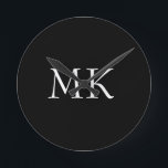 Reloj Redondo Mediano Monograma blanco negro<br><div class="desc">Maletas modernas de monograma blanco negro. Hermoso diseño con doble monograma inicial blanco sobre negro. Personaliza con tu propio texto. Haría un excelente regalo para cumpleaños,  vacaciones,  graduaciones,  promociones,  cualquier ocasión especial,  o todos los días.</div>