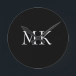 Reloj Redondo Mediano Monograma blanco negro<br><div class="desc">Maletas modernas de monograma blanco negro. Hermoso diseño con doble monograma inicial blanco sobre negro. Personaliza con tu propio texto. Haría un excelente regalo para cumpleaños,  vacaciones,  graduaciones,  promociones,  cualquier ocasión especial,  o todos los días.</div>