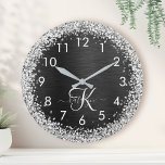 Reloj Redondo Mediano Monograma de espuma negra Purpurina plateado perso<br><div class="desc">Personalice fácilmente este elegante diseño de reloj de moda con un purpurina brillante de bonito plateado sobre un fondo metálico negro cepillado.</div>