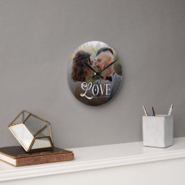 Reloj Redondo Mediano Monograma de foto de boda personalizada de amor mo