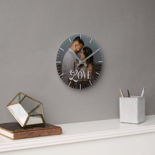 Reloj Redondo Mediano Monograma de foto de boda personalizada de amor mo