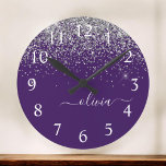 Reloj Redondo Mediano Monograma de Girly Glam Purpurina de Plata Púrpura<br><div class="desc">Reloj de nombres de monograma con guión crudo y plateado con Purpurina de espuma de color morado y plateado. Esto hace que el dulce perfecto cumpleaños 16, boda, ducha de novia, aniversario, ducha de bebé o fiesta de soltera sea regalo para alguien que ama el lujo glam y los estilos...</div>