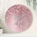 Reloj Redondo Mediano Monograma de Purpurina Metalizado cepillado de col<br><div class="desc">Personaliza fácilmente este diseño de moda a la moda durante todo el día,  con un purpurina brillante color rosa rosa bonito sobre un fondo metálico rosa de color rosa.</div>