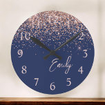 Reloj Redondo Mediano Monograma de Purpurina rosa Rubor Rosa azul de la<br><div class="desc">Reloj de nombres de monograma de escritura con cruz rosa Rubor azul marino y Rosa oro. Esto hace que el dulce perfecto cumpleaños 16,  boda,  ducha de novia,  aniversario,  ducha de bebé o fiesta de soltera sea regalo para alguien que ama el lujo glam y los estilos de moda.</div>