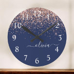 Reloj Redondo Mediano Monograma de Purpurina rosa Rubor Rosa azul de la<br><div class="desc">Reloj de nombres de monograma de escritura con cruz rosa Rubor azul marino y Rosa oro. Esto hace que el dulce perfecto cumpleaños 16,  boda,  ducha de novia,  aniversario,  ducha de bebé o fiesta de soltera sea regalo para alguien que ama el lujo glam y los estilos de moda.</div>