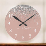 Reloj Redondo Mediano Monograma de Purpurina rosado Rubor Gold Rosa Girl<br><div class="desc">Reloj de nombres de monograma con guión de Rosa dorado Rubor color rosa y plateado esparkle Purpurina cepillado. Esto hace que el dulce perfecto cumpleaños 16, boda, ducha de novia, aniversario, ducha de bebé o fiesta de soltera sea regalo para alguien que ama el lujo glam y los estilos de...</div>