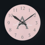 Reloj Redondo Mediano Monograma de Rubor Gris rosa moderno con guión de<br><div class="desc">Reloj de nombres de monograma de escritura simple rosa y gris de Rubor. Esto hace que el dulce perfecto cumpleaños 16,  boda,  ducha de novia,  aniversario,  ducha de bebé o fiesta de soltera sea regalo para alguien que ama el lujo glam y los estilos de moda.</div>