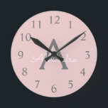 Reloj Redondo Mediano Monograma de Rubor Gris rosa moderno con guión de<br><div class="desc">Reloj de nombres de monograma de escritura simple rosa y gris de Rubor. Esto hace que el dulce perfecto cumpleaños 16,  boda,  ducha de novia,  aniversario,  ducha de bebé o fiesta de soltera sea regalo para alguien que ama el lujo glam y los estilos de moda.</div>
