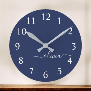 Reloj Redondo Mediano Monograma del guión moderno azul de la Marina