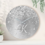 Reloj Redondo Mediano Monograma del Purpurina Metalizado cepillado de pl<br><div class="desc">Personaliza fácilmente este diseño de moda de reloj redondo con un purpurina brillante de bonito plateado sobre un fondo metálico plateado.</div>