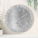 Reloj Redondo Mediano Monograma del Purpurina Metalizado cepillado de pl<br><div class="desc">Personaliza fácilmente este diseño de reloj de pared de moda de moda con purpurina brillante de bonito plateado sobre un fondo metálico plateado.</div>