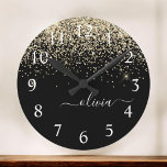 Reloj Redondo Mediano Monograma del Purpurina negro dorado Nombre de la<br><div class="desc">Reloj de nombres de monograma con guión de Purpurina de espuma negro y dorado. Esto hace que el dulce perfecto cumpleaños 16,  boda,  ducha de novia,  aniversario,  ducha de bebé o fiesta de soltera sea regalo para alguien que ama el lujo glam y los estilos de moda.</div>