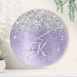 Reloj Redondo Mediano Monograma del Purpurina plateado Metalizado cepill<br><div class="desc">Personaliza fácilmente este diseño de moda de moda de 24 horas con un purpurina brillante de bonito plateado sobre un fondo metálico morado.</div>