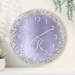 Reloj Redondo Mediano Monograma del Purpurina plateado Metalizado cepill<br><div class="desc">Personaliza fácilmente este diseño de reloj de pared de moda de moda con purpurina brillante de bonito plateado sobre un fondo metálico morado.</div>