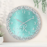 Reloj Redondo Mediano Monograma del Purpurina plateado Metalizado cepill<br><div class="desc">Personaliza fácilmente este diseño de reloj de pared de moda de moda con un purpurina de imitación brillante de bonito plateado sobre un fondo metálico verde azulado cepillado.</div>