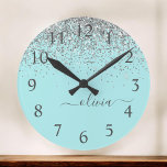 Reloj Redondo Mediano Monograma del Purpurina plateado Verde azulado azu<br><div class="desc">Aqua Blue - Reloj de nombres de monograma con guión Verde azulado y plateado Purpurina de espuma Cepillado. Esto hace que el dulce perfecto cumpleaños 16, boda, ducha de novia, aniversario, ducha de bebé o fiesta de soltera sea regalo para alguien que ama el lujo glam y los estilos de...</div>