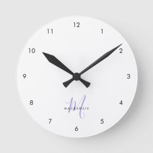 Reloj Redondo Mediano Monograma elegante moderno en blanco y lavanda con