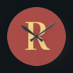 Reloj Redondo Mediano Monograma moderno simple<br><div class="desc">Se trata de un diseño monográfico sencillo, moderno y personalizado. Este elegante diseño es marrón y elegante con tipografía. Es perfecto para un regalo personalizado o ideal como nuevo accesorio de decoración en casa. Simplemente agregue su letra inicial tecleándola en el cuadro de texto personalizar. Compruebe la herramienta de edición...</div>