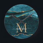 Reloj Redondo Mediano Monograma Purpurina de Geode de la Agencia de Oro<br><div class="desc">Moderno Glam Verde azulado Verde Oro Purpurina espumoso Agate Geode Gemstone Elegante Monograma Femenino Clocks Nombre de código</div>