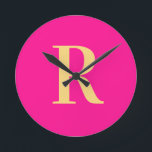 Reloj Redondo Mediano Monograma simple moderno rosa caliente<br><div class="desc">Se trata de un diseño monográfico sencillo, moderno y personalizado. Este elegante diseño combina el rosa cálido con la tipografía elegante. Es perfecto para un regalo personalizado o ideal como nuevo accesorio de decoración en casa. Simplemente agregue su letra inicial tecleándola en el cuadro de texto personalizar. Compruebe la herramienta...</div>