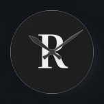 Reloj Redondo Mediano Monograma simple negro y blanco<br><div class="desc">Se trata de un diseño monográfico sencillo, moderno y personalizado. Este elegante diseño está decorado en blanco y negro clásico, con una tipografía elegante. Es perfecto para un regalo personalizado o ideal como una nueva adición a su decoración. Simplemente agregue su letra inicial tecleándola en el cuadro de texto personalizar....</div>