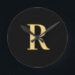 Reloj Redondo Mediano Monograma simple oro negro moderno<br><div class="desc">Se trata de un diseño monográfico sencillo, moderno y personalizado. Este elegante diseño se encuentra en las tendencias en negro y oro, con una tipografía elegante. Es perfecto para un regalo personalizado o ideal como nuevo accesorio elegante de decoración en casa. Simplemente agregue su letra inicial tecleándola en el cuadro...</div>