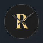 Reloj Redondo Mediano Monograma simple oro negro moderno<br><div class="desc">Se trata de un diseño monográfico sencillo, moderno y personalizado. Este elegante diseño se encuentra en las tendencias en negro y oro, con una tipografía elegante. Es perfecto para un regalo personalizado o ideal como nuevo accesorio elegante de decoración en casa. Simplemente agregue su letra inicial tecleándola en el cuadro...</div>